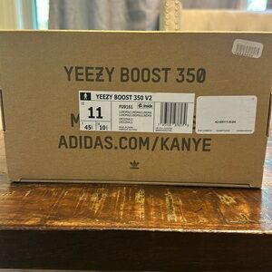 YEEZY BOOST LUNDMA SIZE 11